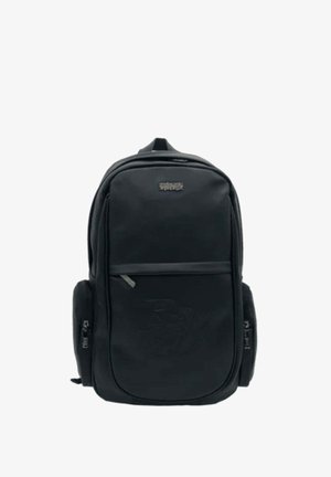 Zaino nero dal design elegante, realizzato in tessuto resistente. Presenta una tasca frontale con zip, tasche laterali e un sottile dettaglio del logo.