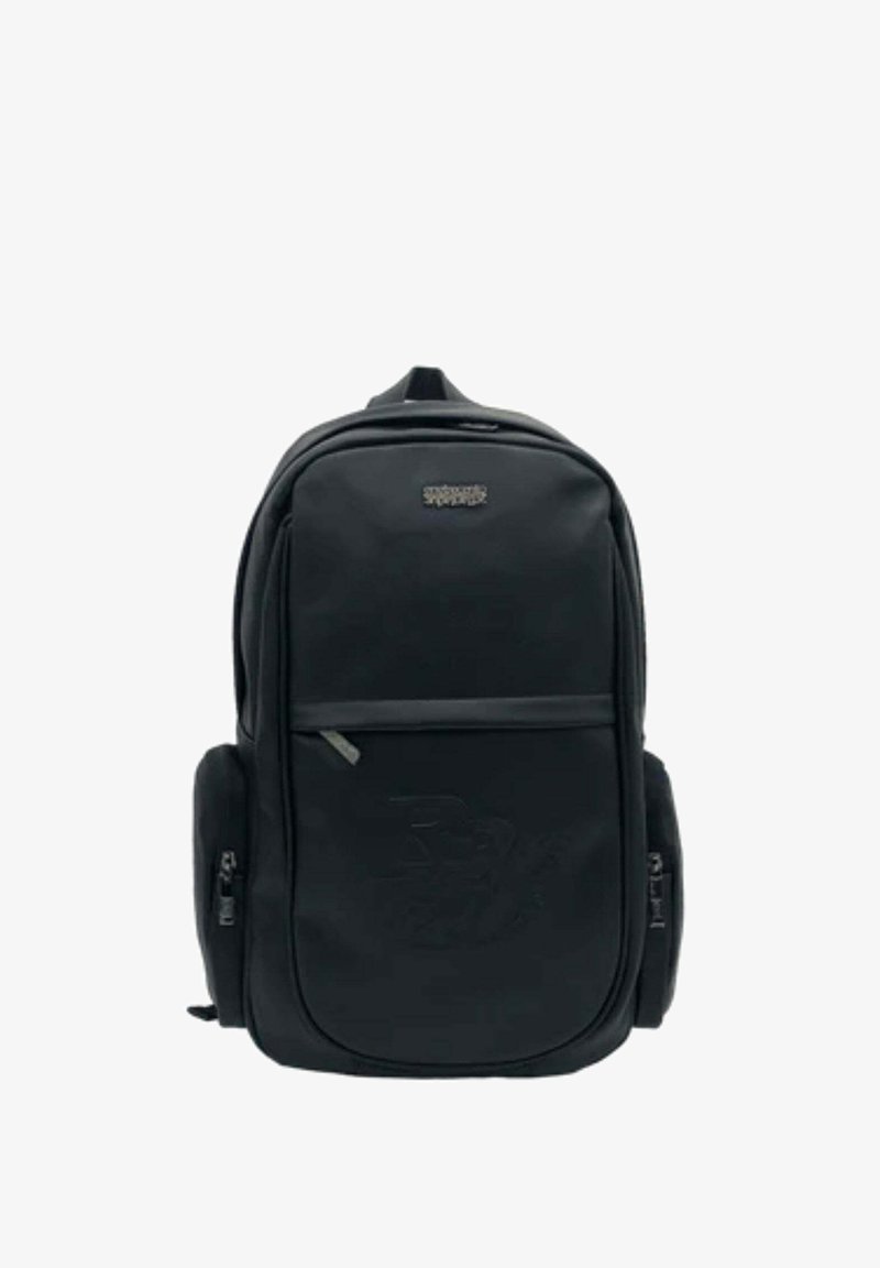 Zaino nero dal design elegante, realizzato in tessuto resistente. Presenta una tasca frontale con zip, tasche laterali e un sottile dettaglio del logo.