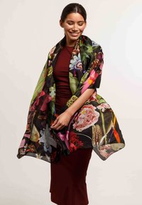 Scarf floreale nera leggera con fiori vivaci in rosa, viola e verde su un tessuto trasparente, indossata drappeggiata su un vestito bordeaux.