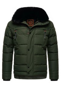 Chaqueta acolchada verde con un cuello de piel sintética negra, bolsillos en el pecho con cremallera, cierre a presión y puños acanalados. Textura suave y acolchada en toda la prenda.