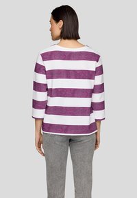Lila und weiße gestreifte Langarmbluse mit einem Bootsausschnitt und dreiviertellangen Ärmeln, aus einem strukturierten Stoff gefertigt und im entspannten Schnitt.