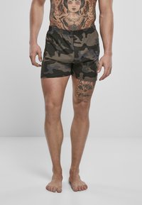 Shorts à motif camouflage dans des teintes de vert, marron et gris, fabriqués en tissu léger avec une taille élastique.
