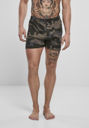 Pantalones cortos de camuflaje en tonos de verde, marrón y gris, hechos de una tela ligera con una cinturilla elástica.
