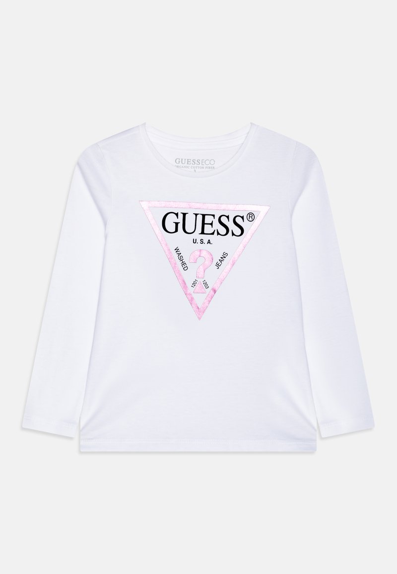 Chemise blanche à manches longues en coton biologique, avec un logo en triangle rose comportant le texte "GUESS" et des détails d'accent. Texture douce.