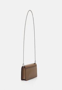 Borsa a tracolla in pelle marrone con una forma rettangolare strutturata, dotata di una tracolla a catena e una superficie liscia. Nessun motivo o accento visibile.