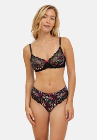 Soutien-gorge en dentelle noire et culotte assortie ornés de broderies florales colorées, de bords festonnés et d'un petit nœud rose au centre.