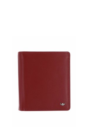 Portefeuille bifold en cuir rouge avec une texture lisse et un petit logo argenté en bas à droite sur fond blanc.