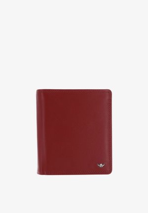 Portafoglio bifold in pelle rossa con texture liscia e piccolo logo argentato nell'angolo in basso a destra su sfondo bianco.