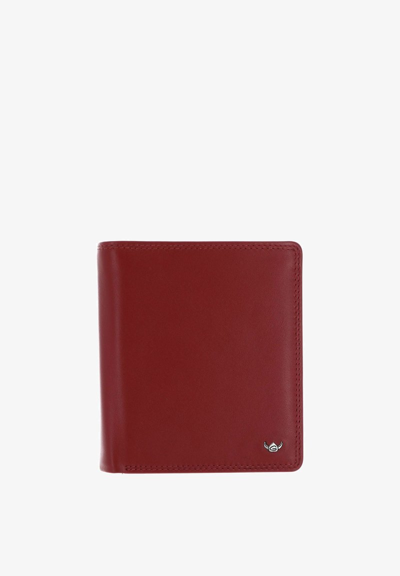 Portefeuille bifold en cuir rouge avec une texture lisse et un petit logo argenté en bas à droite sur fond blanc.