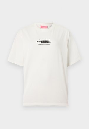 Balti trumpomis rankovėmis marškinėliai su juodu užrašu „Kodėl rinktis vieną?“ ir mažesniu užrašu viršuje bei apačioje, pateikti priešais paprastą foną.