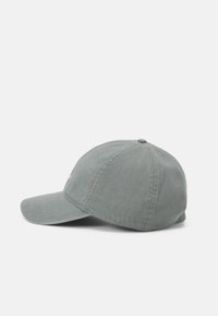 Boné de beisebol cinza em algodão com viseira curva, logótipo bordado na frente e botão no topo. Design estruturado, textura suave.