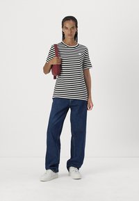 Calvin Klein Jeans BADGE REGULAR TEE - Βασικό μπλουζάκι - black/bright white