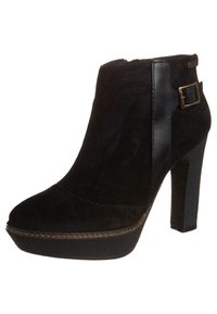 Czarne botki za kostkę wykonane z zamszu i strukturalnego materiału syntetycznego, z wysokim obcasem typu stiletto, platformą oraz dekoracyjnym detalem w postaci klamry.