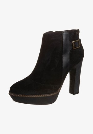 Czarne botki za kostkę wykonane z zamszu i strukturalnego materiału syntetycznego, z wysokim obcasem typu stiletto, platformą oraz dekoracyjnym detalem w postaci klamry.