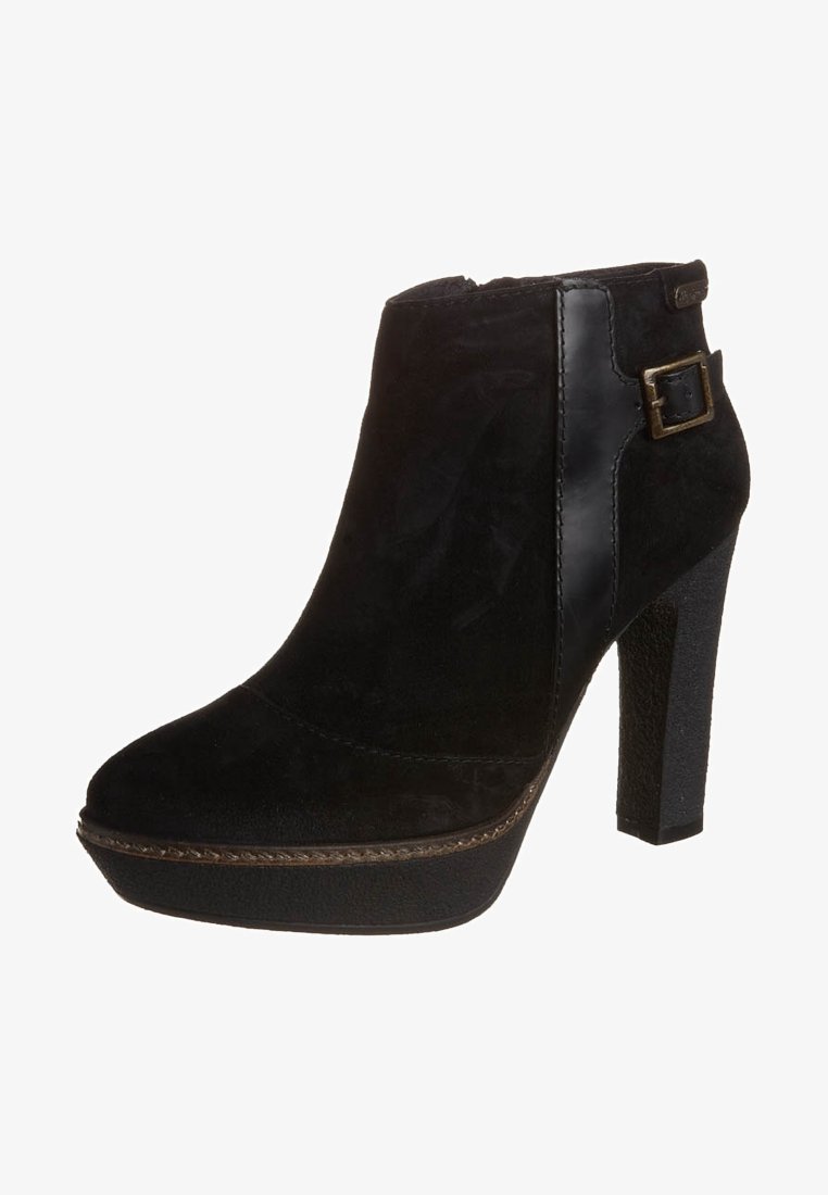 Czarne botki za kostkę wykonane z zamszu i strukturalnego materiału syntetycznego, z wysokim obcasem typu stiletto, platformą oraz dekoracyjnym detalem w postaci klamry.