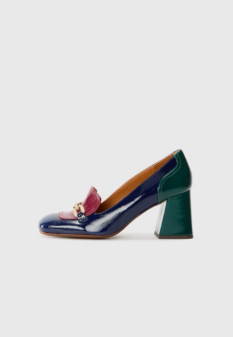 Scarpa con tacco alto brevettata in pelle verniciata blu navy e verde con un fiocco in accento bordeaux e hardware metallici. Tacco a blocco dalla forma quadrata.