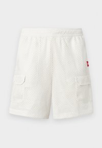 Shorts cargo en maille blanche avec taille élastique et poches latérales, avec une petite étiquette logo rouge sur la poche droite.