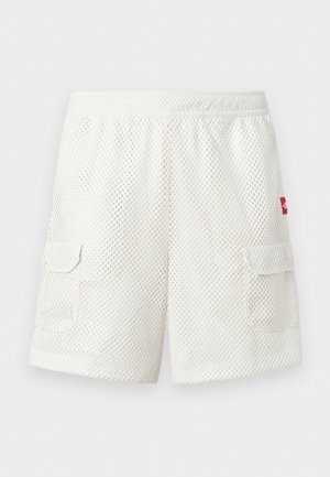 Shorts cargo en maille blanche avec taille élastique et poches latérales, avec une petite étiquette logo rouge sur la poche droite.