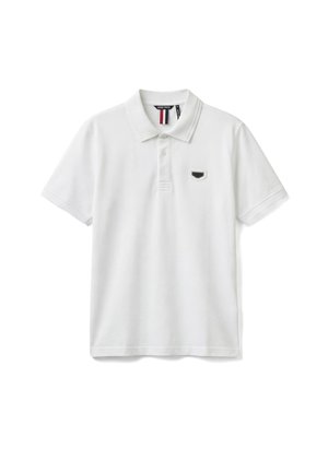 Wit polohemd met korte mouwen, geribde kraag, knoopsluiting met twee knopen en een klein zwart-grijs schildembleem op de linkerborst.