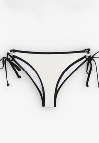 Witte bikini onderkant met ribbelstructuur, zwarte afwerking en verstelbare koorden aan beide zijden. Heeft een klassieke snit met minimale bedekking.