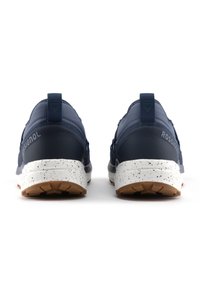 Modré sportovní boty s texturovaným svrškem, skvrnitou bílou mezipodešví a hnědou gumovou podrážkou. Branding viditelný na patě.