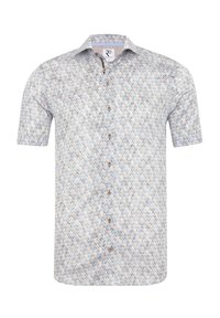 Korte mouw knoopshirt in lichtblauw met een geometrisch patroon in crème, bruin en blauwe tinten; heeft een puntige kraag en bruine knopen.
