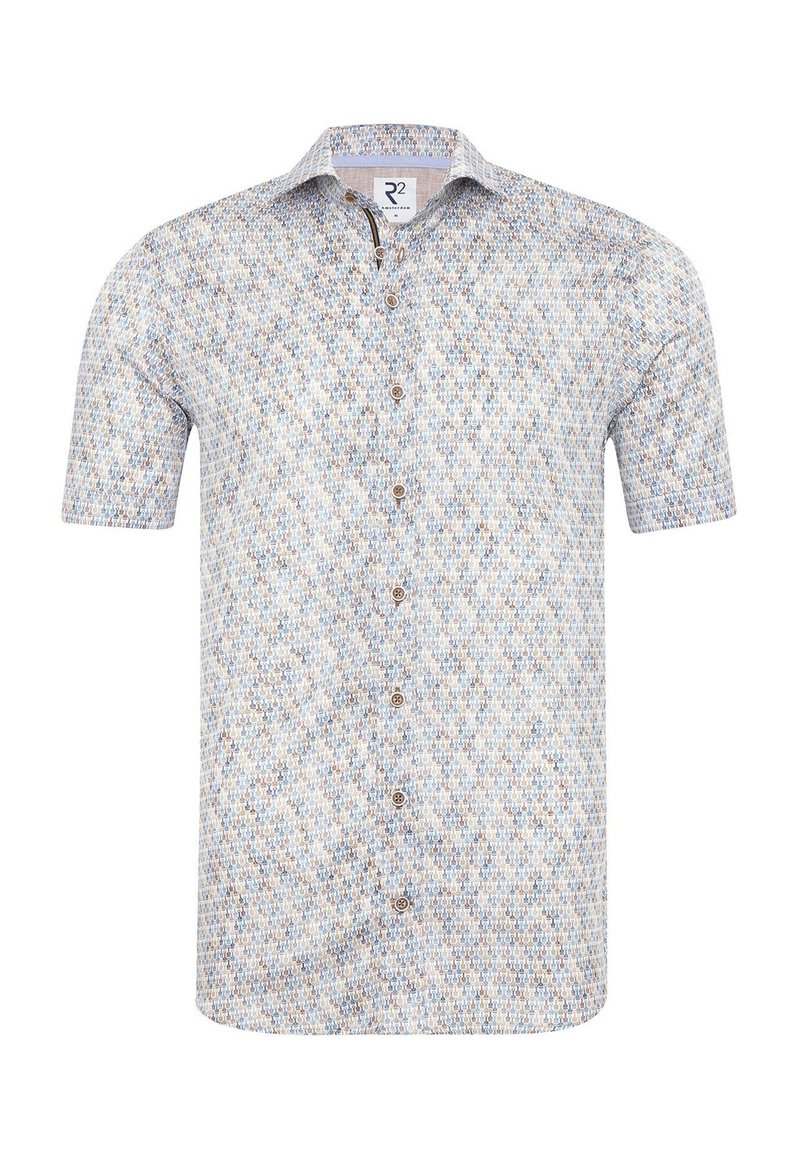 Korte mouw knoopshirt in lichtblauw met een geometrisch patroon in crème, bruin en blauwe tinten; heeft een puntige kraag en bruine knopen.