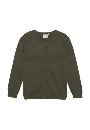 Ciemnozielony, dziergany dziecięcy kardigan z długimi rękawami, z przodu zapinany na guziki, z zygzakowatym, teksturowanym wzorem na klatce piersiowej, rękawach i na dole.