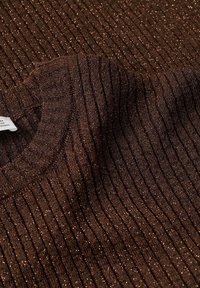 Tissu de pull en laine brun à côtes avec des accents métalliques. Il présente un col rond et une texture douce, arborant des motifs de rayures verticales.