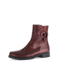 Bottine en cuir bordeaux avec un bout arrondi, un accent circulaire sur le côté et une finition texturée, dotée d'un petit talon empilé.