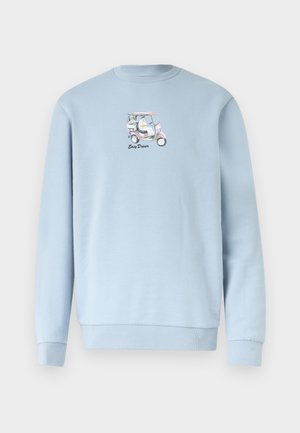 Világoskék pulóver egy kis grafikával, amelyen egy személy látható, aki egy rózsaszín tuk-tukot vezet, valamint az "Easy Driver" felirat a mellkason.