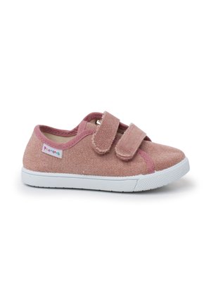 Baskets en toile rose avec double bande Velcro, surface texturée, semelle en caoutchouc blanc et petite étiquette logo. Design décontracté, bas profil.
