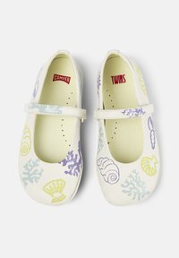 Zapatos Mary Jane de cuero blanco con punta redonda, que presentan coloridos diseños de conchas marinas y corales en verde, púrpura y azul. Tira ajustable.