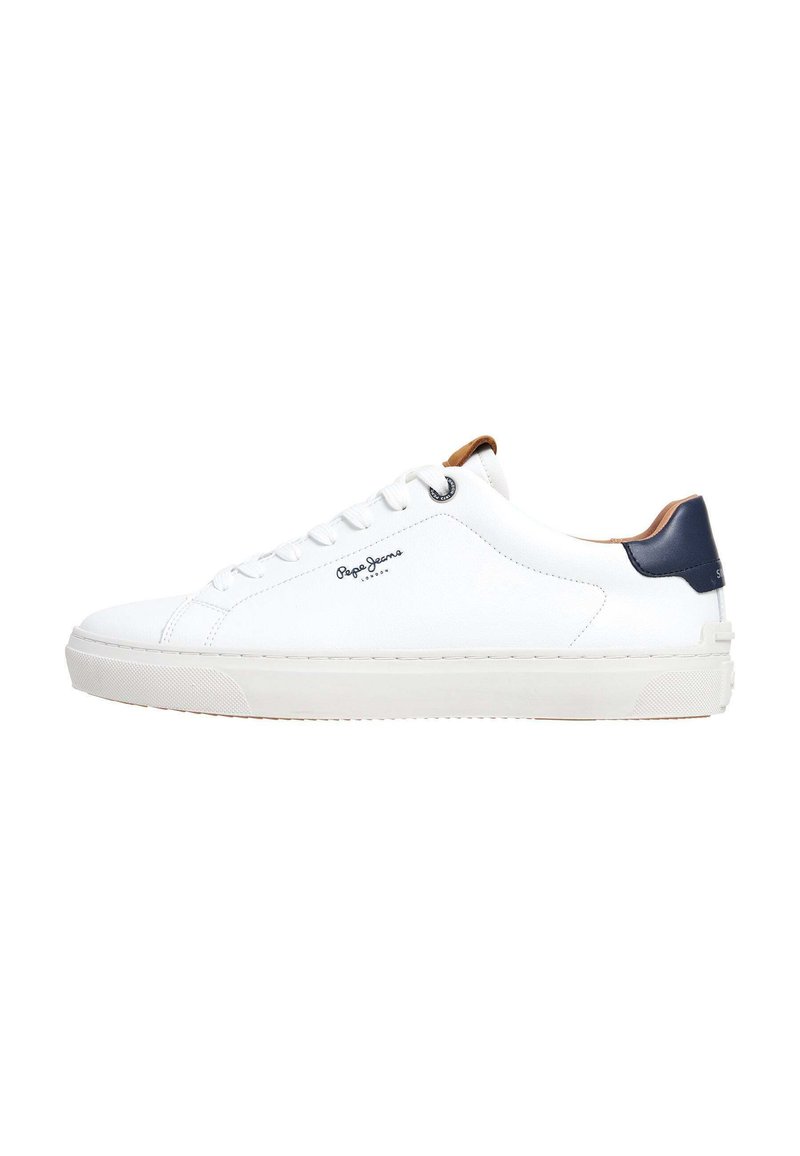 Zapatilla de cuero blanca con acentos de textil, respaldo azul marino, cierre de cordones plano y suela de goma texturizada. Presenta un logo en el lado.