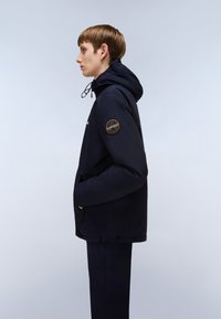 Giacca con cappuccio blu navy, dotata di zip, cordino elastico, due tasche frontali e patch rotondo con logo sul maniche sinistro. Vestibilità casual.