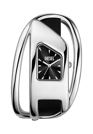 Esfera negra de reloj Diesel con marcadores horarios triangulares plateados y manecillas, enmarcada en un metal plateado pulido y escultórico con correa de cuero negra.