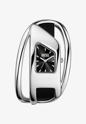 Esfera negra de reloj Diesel con marcadores horarios triangulares plateados y manecillas, enmarcada en un metal plateado pulido y escultórico con correa de cuero negra.