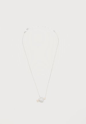 Ασημένιο κολιέ με αλυσίδα και μενταγιόν σε σχήμα καρδιάς, διακοσμημένο με μικρά κρυστάλλινα στοιχεία και μια μικρή χρυσή λεπτομέρεια σε σχήμα βέλους.