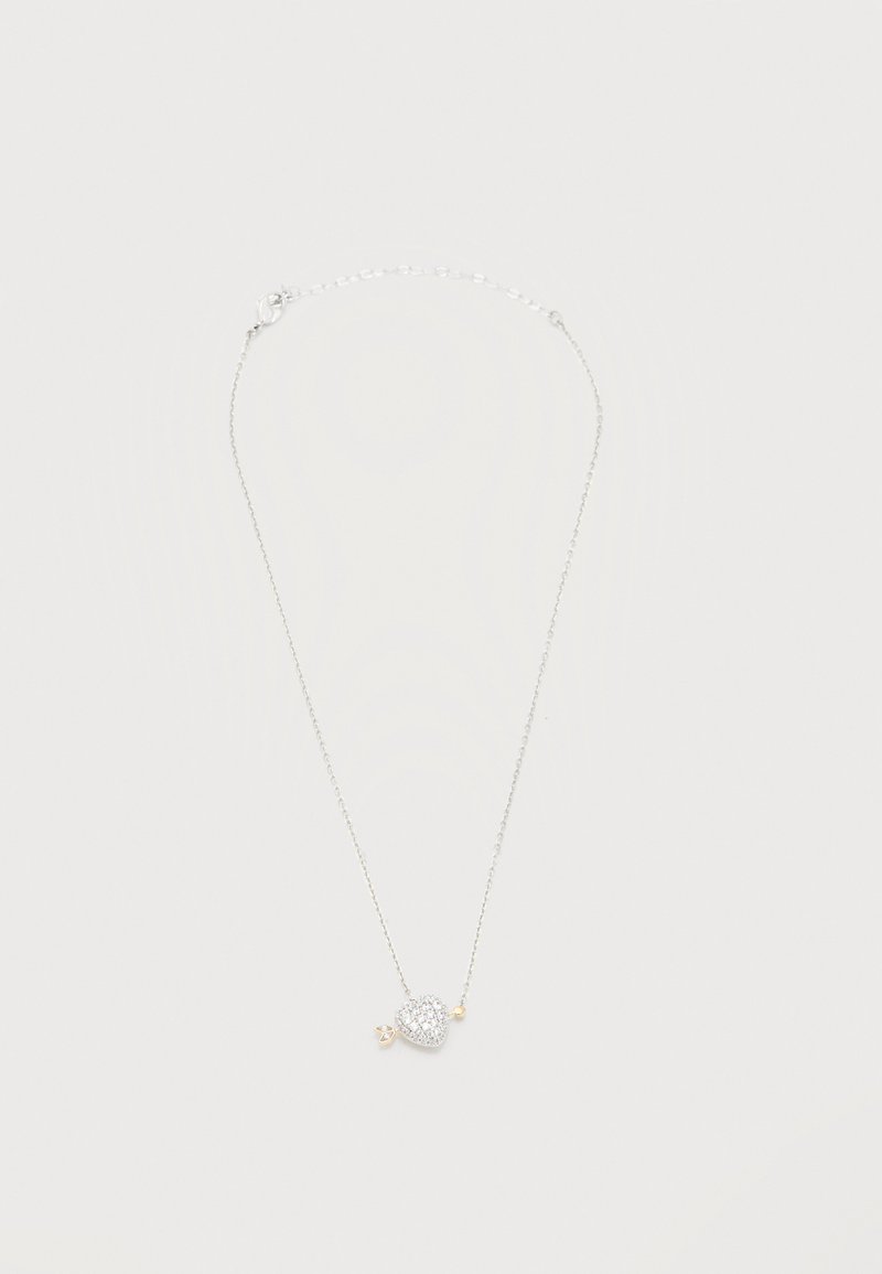 Ασημένιο κολιέ με αλυσίδα και μενταγιόν σε σχήμα καρδιάς, διακοσμημένο με μικρά κρυστάλλινα στοιχεία και μια μικρή χρυσή λεπτομέρεια σε σχήμα βέλους.