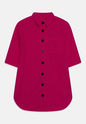 Fuksjowa koszula sztruksowa z krótkimi rękawami, spiczastym kołnierzykiem, siedmioma czarnymi guzikami oraz jedną kieszenią na piersi po prawej stronie.