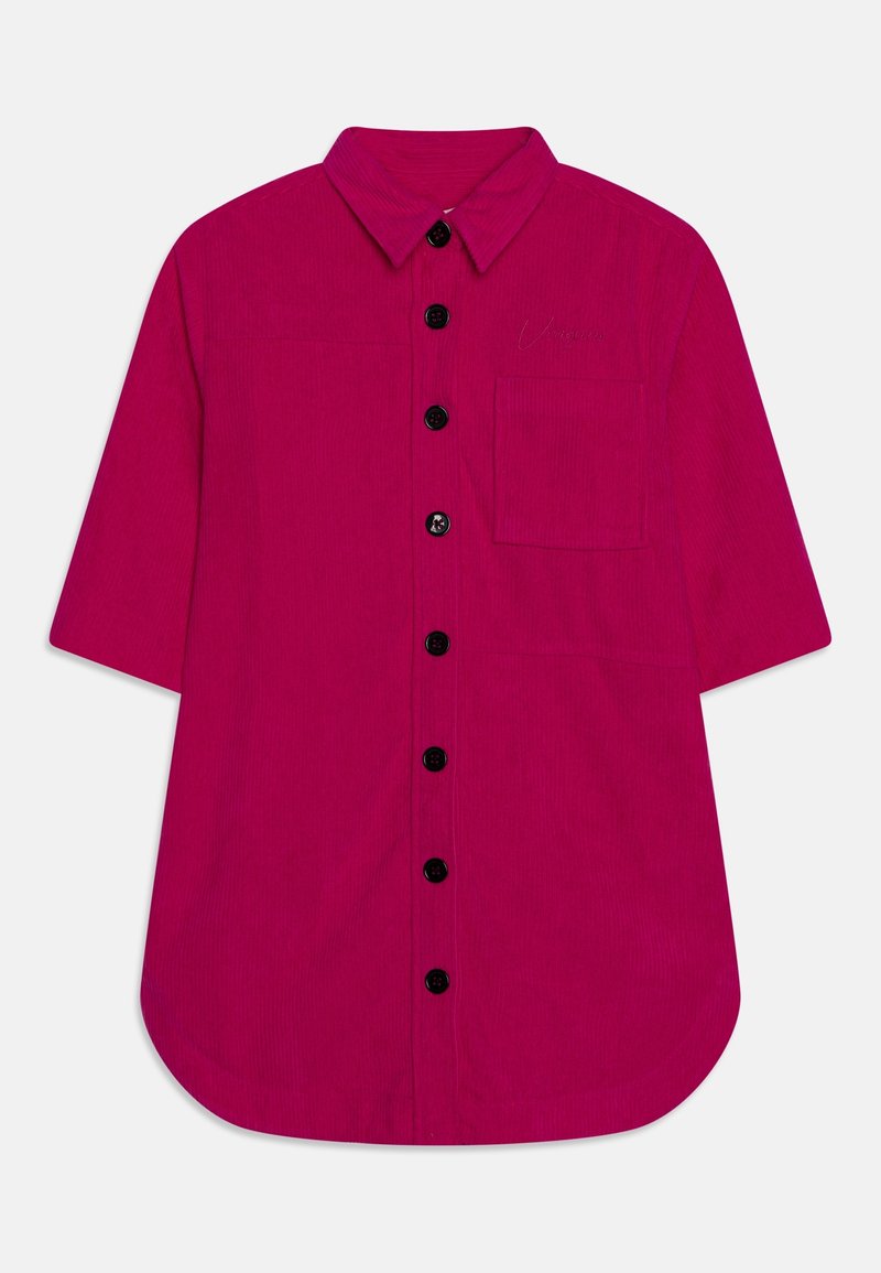 Fuksjowa koszula sztruksowa z krótkimi rękawami, spiczastym kołnierzykiem, siedmioma czarnymi guzikami oraz jedną kieszenią na piersi po prawej stronie.