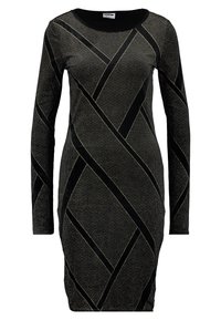 Svart långärmad klänning med guld geometriska mönster, har en rundad halsringning och en figurnära silhuett, texturerad tyg med metalliska accenter.