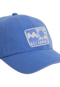 Gorra de béisbol de algodón azul con un parche rectangular de logo que presenta gráficos de montañas y sol en blanco y azul. Visera curva con superficie texturizada.