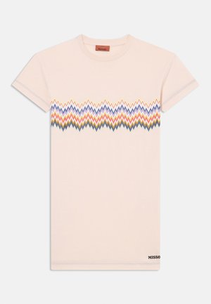Ljust rosa t-shirt med korta ärmar, prydd med ett zigzag-mönster i flera färger över bröstet; varumärkeslogotyp på nedre vänstra sidan.