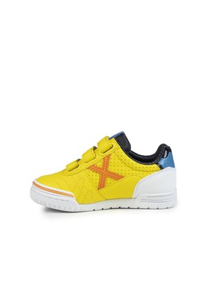 Zapatillas infantiles en un brillante color amarillo con acentos naranjas, que presentan una superficie texturizada, correas de velcro y una suela de goma blanca.