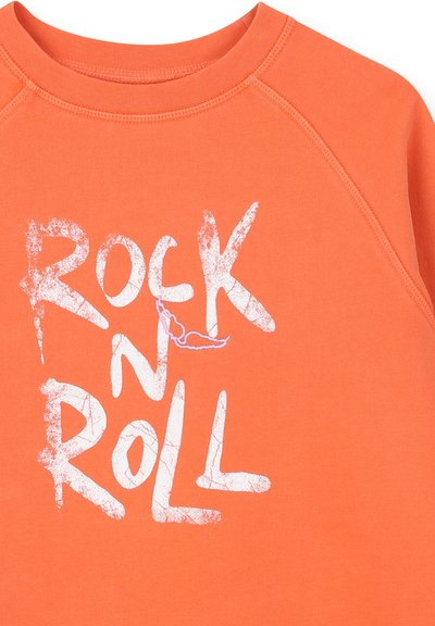Sweat-shirt orange avec texte blanc usé "ROCK N ROLL" imprimé sur le devant, doté d'un col rond et de manches raglan.