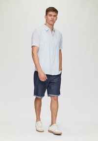 QS KURZARM KENTKRAGEN - Overhemd - himmelblau