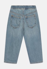 Lys blå, denimjeans med elastisk linning, to baklommer og rett benkutt, med synlige sømdetaljer.