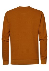 Pomarańczowy sweter z długim rękawem o teksturowanej powierzchni przedstawiony z tyłu, z prążkowanymi mankietami i dołem.