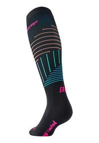 Calza compressiva nera con modelli geometrici colorati in blu e arancione, con un marchio rosa vicino alla caviglia.